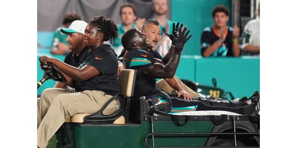 Miami Dolphinsin laitahyökkääjä Tyreek Hill kärsii kauden päättävän polvivamman